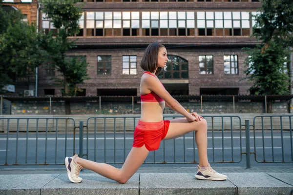 Sportowy Kobieta, rozciąganie i rozgrzewania nóg przed uruchomieniem trening fitness miejskich. Sport i zdrowy styl życia koncepcja. — Zdjęcie stockowe