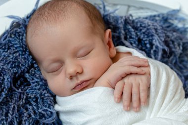 Ahşap zemin, stüdyo ateş üzerinde bir sepet içinde uyuyan küçük oğlu. Yakın çekim