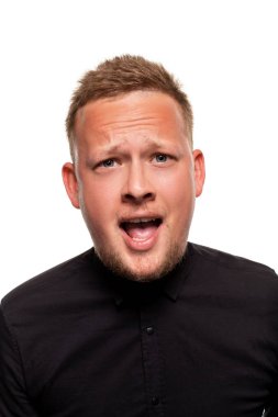 Şaşkın şaşkın şok genç erkek dikey atış sürpriz ve çok duygusal ifade büyük surprisment olmak yaygın olarak açılan, ağız tutar.
