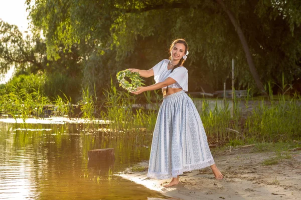 Fiatal gyönyörű kaukázusi nő-folyó partján áll. Táj kép a festő- és másol space lány. Napsütés fáklyát — Stock Fotó