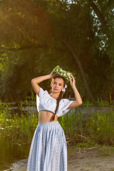 Fiatal gyönyörű kaukázusi nő-folyó partján áll. Táj kép a festő- és másol space lány. — Stock Fotó