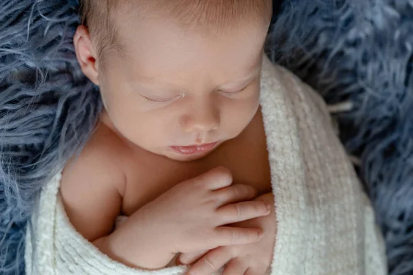 신생아 침대에서 소년입니다 화이트 새로운 태어난된 어린이 침대에서 낮잠입니다 케이블 — 스톡 사진