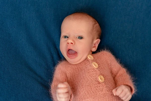 Pasgeboren babyjongen 14 dagen dragen van gebreide pak slapen in bed close-up. — Stockfoto