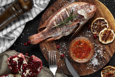 Izgara barbunya limon ve garnet ahşap bir gemide. Sağlıklı beslenme kavramı