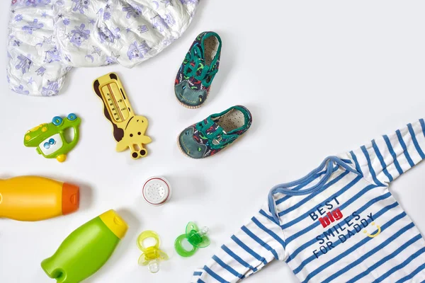 Baby care kiegészítők és ruházat, fehér háttér, felülnézet — Stock Fotó