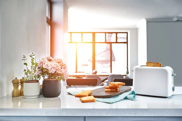 Varm morgon i ett vitt kök med färska toast. Solen flare — Stockfoto