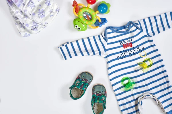 Baby tillbehör och kläder på ljus bakgrund, ovanifrån — Stockfoto