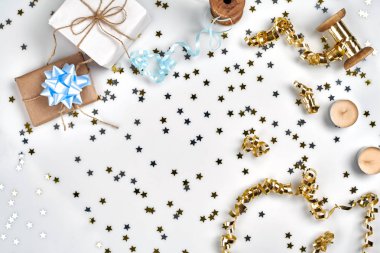 Hassas dalgalı şeritler ve metalik star beyaz arka plan üzerinde izole konfeti şeklinde. Noel tatil dekorasyon konsepti.