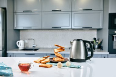 Gevrek tost ve kahve ya da çay gri arka plan üzerinde taze leziz kahvaltı.