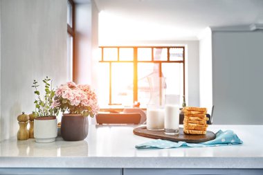 Kızarmış ekmek buğday dilimlenmiş ekmek ve süt masaya, kahvaltı sabah inek