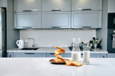 Uçan tost kahvaltı ve bir bardak süt iç. Havaya yükselme gıda ve sağlıklı kahvaltı konsepti.