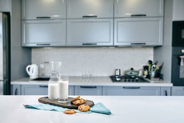 Kurabiye ve süt kurabiye ve süt ile bir bardak süt şişesi için okuldan sonra mutfak tezgahı üzerinde snack