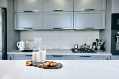 Kurabiye ve süt kurabiye ve süt ile bir bardak süt şişesi için okuldan sonra mutfak tezgahı üzerinde snack