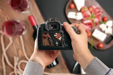 Dijital tek objektifli refleks kamera elinde. Adam fotoğrafçı fotoğraf yapar. Kamera yakın çekim erkek el ele tutuşur