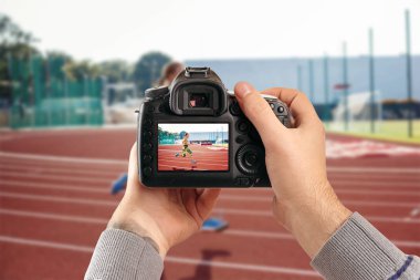 Dijital tek objektifli refleks kamera elinde. Adam fotoğrafçı fotoğraf yapar. Kamera yakın çekim erkek el ele tutuşur