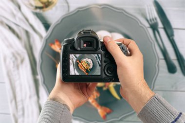 Dijital tek objektifli refleks kamera elinde. Adam fotoğrafçı fotoğraf yapar. Kamera yakın çekim erkek el ele tutuşur