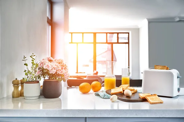 Portion Toast auf einem Holzbrett mit Orangensaft. Frühstück wird auf einem Tisch mit hellblauer Serviette serviert. — Stockfoto