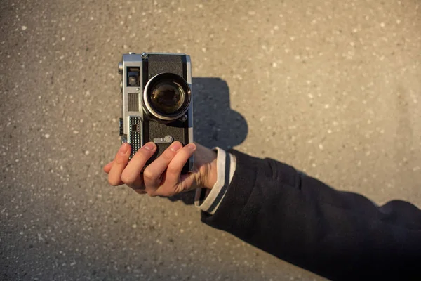 Glückliche junge Hipsterfrau hält eine Retro-Fotokamera in der Hand. Nahaufnahme — Stockfoto