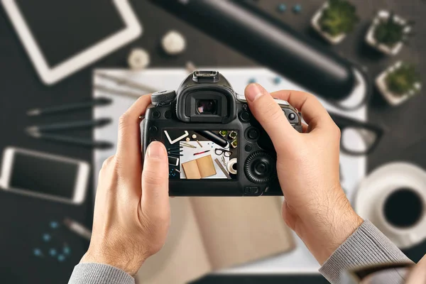 Digitale Spiegelreflexkamera mit einem Objektiv in der Hand. Ein Fotograf macht Fotos. Männliche Hände halten die Kamera aus nächster Nähe — Stockfoto