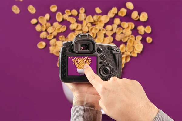 Digitale Spiegelreflexkamera mit einem Objektiv in der Hand. Ein Fotograf macht Fotos. Männliche Hände halten die Kamera aus nächster Nähe — Stockfoto