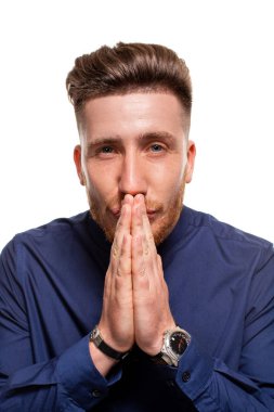 Ofis çalışanı palm lütfen jest toplayan. Dilek ve kameraya bakarak sakallı adam. Beyaz izole.