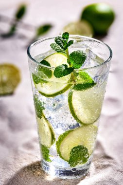 Limon, nane ve saman kum zemin üzerine Caipirinha, Mojito kokteyl, votka veya soda içmek