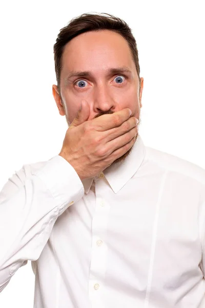 Портрет здивованого чоловіка, що прикриває рот на білому тлі . — стокове фото
