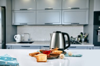 Siyah çay sandviç ya da beyaz tablo tost ile.