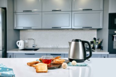 Siyah çay sandviç ya da beyaz tablo tost ile.