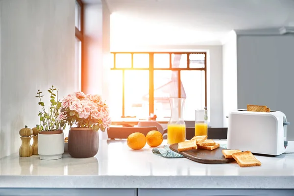 Portion av skålar på en träskiva med apelsinjuice. Frukost serveras på ett bord med ljus blå servett. — Stockfoto