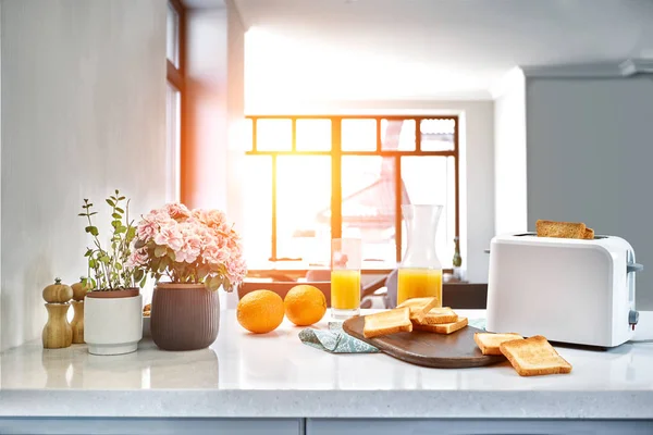 Portion av skålar på en träskiva med apelsinjuice. Frukost serveras på ett bord med ljus blå servett. — Stockfoto