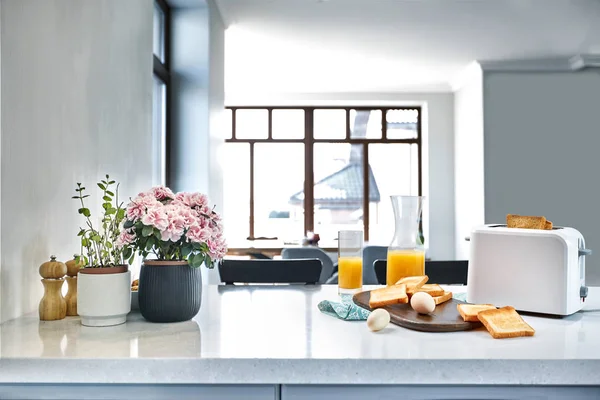 Часть тостов на деревянной доске с апельсиновым соком. Завтрак подается на столе с голубой салфеткой . — стоковое фото