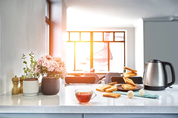 Flygande Rostat Bröd Till Frukost Och Kopp Dricker Levitation Mat — Stockfoto