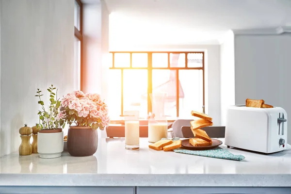 Serveras bord för frukost med rostat bröd, mjölk och honung, på suddig bakgrund. Solen flare — Stockfoto