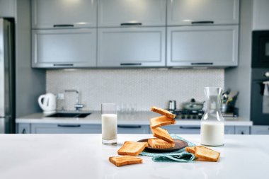 Uçan tost kahvaltı ve bir bardak süt iç. Havaya yükselme gıda ve sağlıklı kahvaltı konsepti.