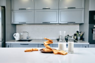 Uçan tost kahvaltı ve bir bardak süt iç. Havaya yükselme gıda ve sağlıklı kahvaltı konsepti.