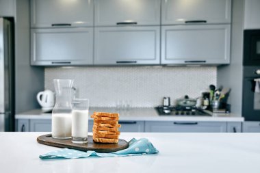 Kızarmış ekmek buğday dilimlenmiş ekmek ve süt masaya, kahvaltı sabah inek