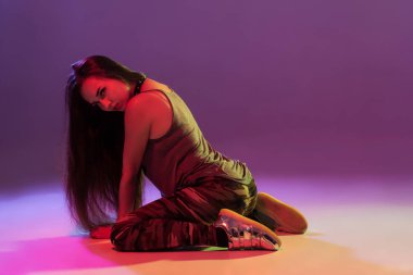 Karanlık bir arka plan üzerinde kalça dance dans Studio çekici genç esmer kadın