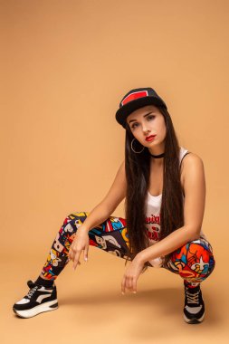 Modern stil dansçı Studio arka plan üzerinde poz. Hip hop, jazz funk, dancehall