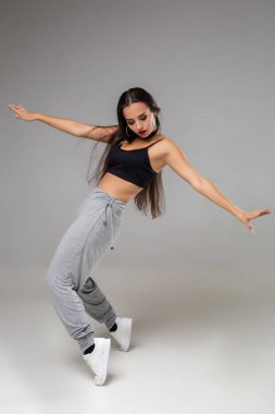 Modern dansçı pozlar gri studio arka plan önünde