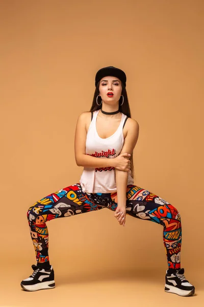 Bailarina de estilo moderno posando sobre fondo de estudio —  Fotos de Stock