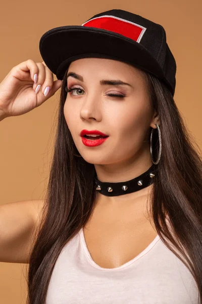 Hip-hop chica en gorra con el pelo largo y oscuro. Retrato de moda de una joven moderna con gorra —  Fotos de Stock