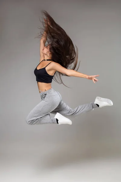 Moderne stijl danser poseren op studio achtergrond. Hip hop, jazz funk, dancehall — Stockfoto