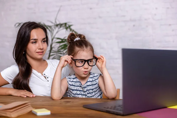 Молода мама з маленькою дочкою покупок в Інтернеті на персональний комп'ютер — стокове фото