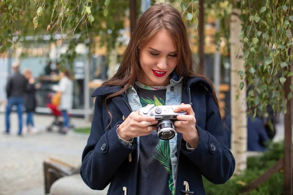 Porträt einer hübschen jungen Touristin beim Fotografieren mit einer alten Retro-Kamera — Stockfoto