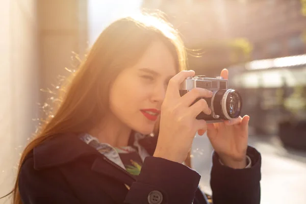 Outono ao ar livre sorrindo estilo de vida retrato de mulher muito jovem, se divertindo na cidade com câmera, foto de viagem do fotógrafo . — Fotografia de Stock