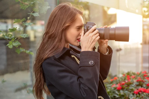 Glückliche Frau im Urlaub, die mit der Kamera auf der Stadtstraße fotografiert. Sonneneruption — Stockfoto