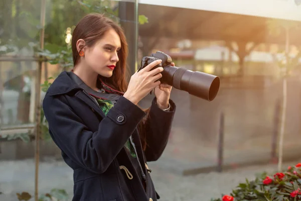Glückliche Frau im Urlaub, die mit der Kamera auf der Stadtstraße fotografiert. Sonneneruption — Stockfoto