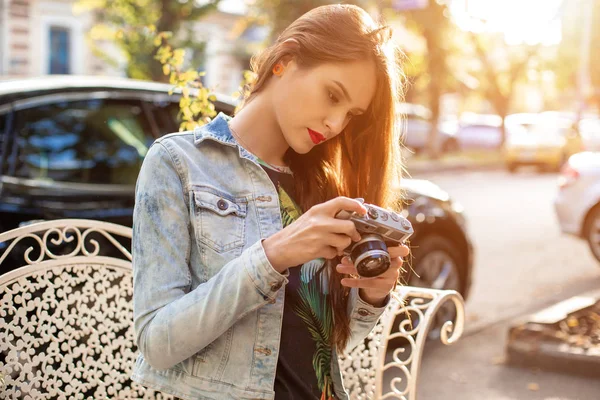 Retrato de um turista muito jovem tirando fotografias com câmera retro vintage — Fotografia de Stock