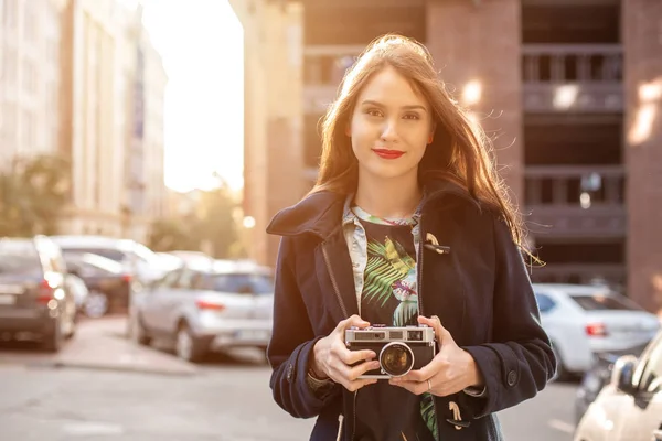 Outdoor-Herbst lächelnden Lifestyle-Porträt von hübschen jungen Frau, Spaß in der Stadt mit der Kamera, Reise-Foto des Fotografen. — Stockfoto